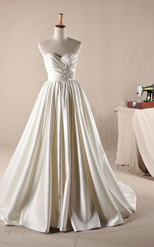 Vestido largo de gala con corte en A, escote corazón, apliques de cuentas, volantes y encaje.
