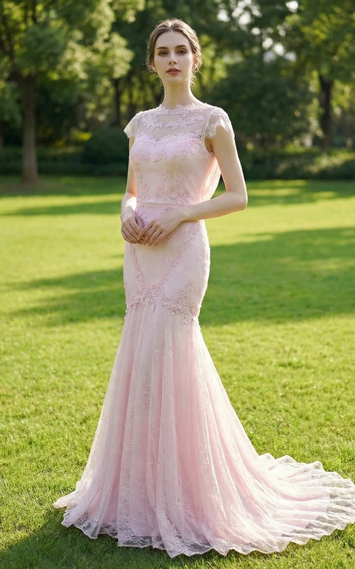 Robe sirène en dentelle dos nu avec traîne.