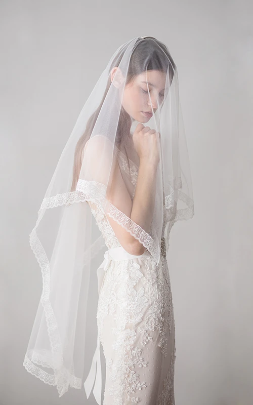 Voile en tulle style simple, bordé de dentelle, arrivant au bout des doigts.