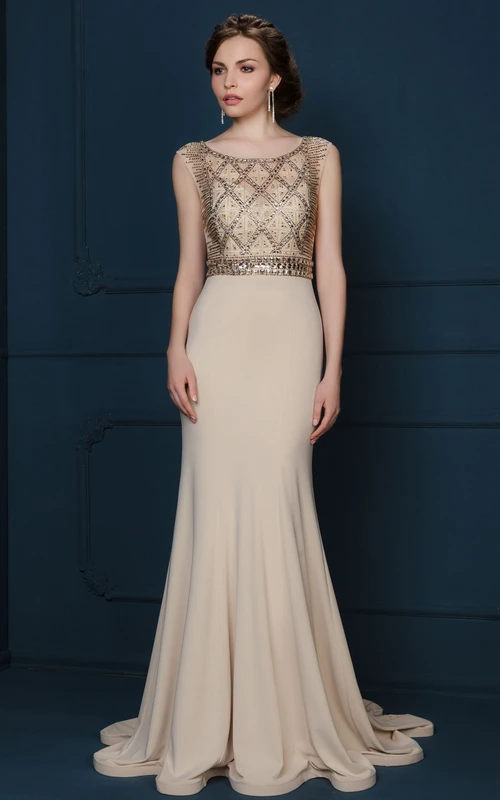 Vestido de noche largo hasta el suelo, sin mangas, con escote redondo y detalles de cristales en jersey, con pliegues.