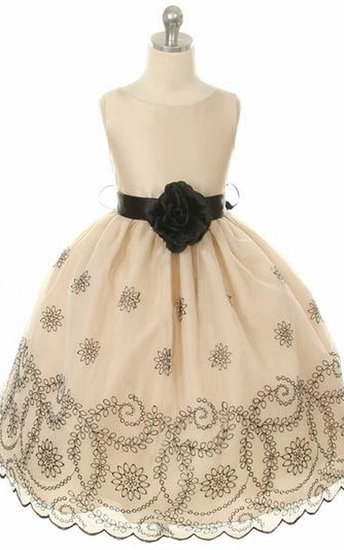 Besticktes, perlenbesetztes Organza-Blumenmädchenkleid mit Schärpe