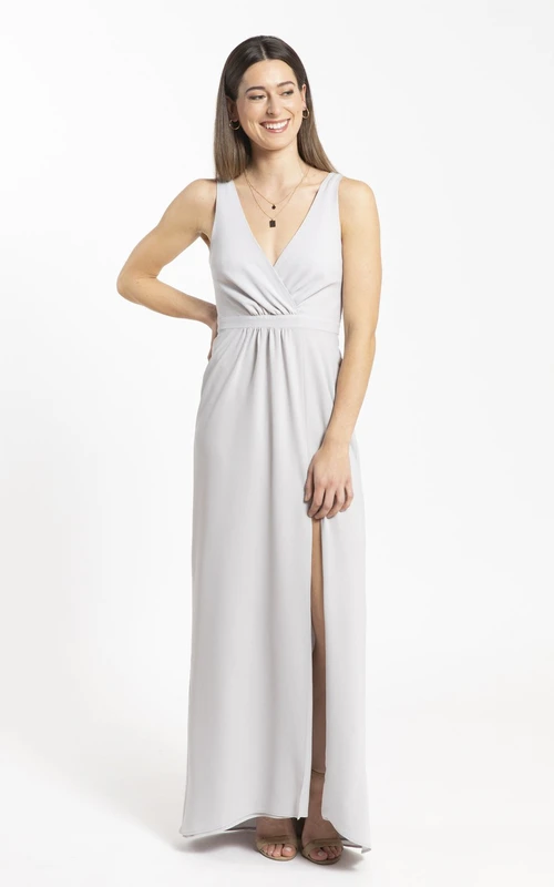 Robe de demoiselle d'honneur fourreau en mousseline de soie à décolleté plongeant, fente sur le devant et détails froncés