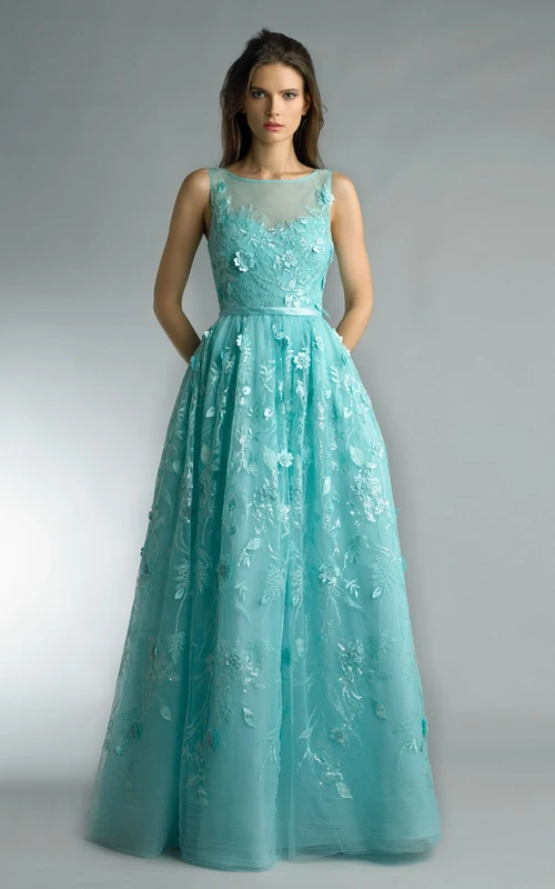 Robe longue trapèze en tulle illusion sans manches ornée de bijoux, ornée de bijoux.