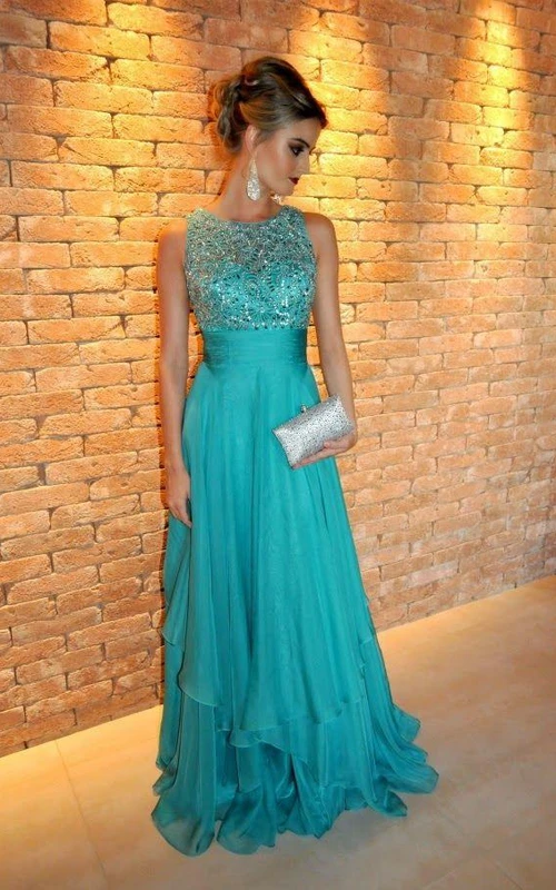 Robe de bal glamour en mousseline ornée de perles, coupe trapèze, sans manches, traîne.