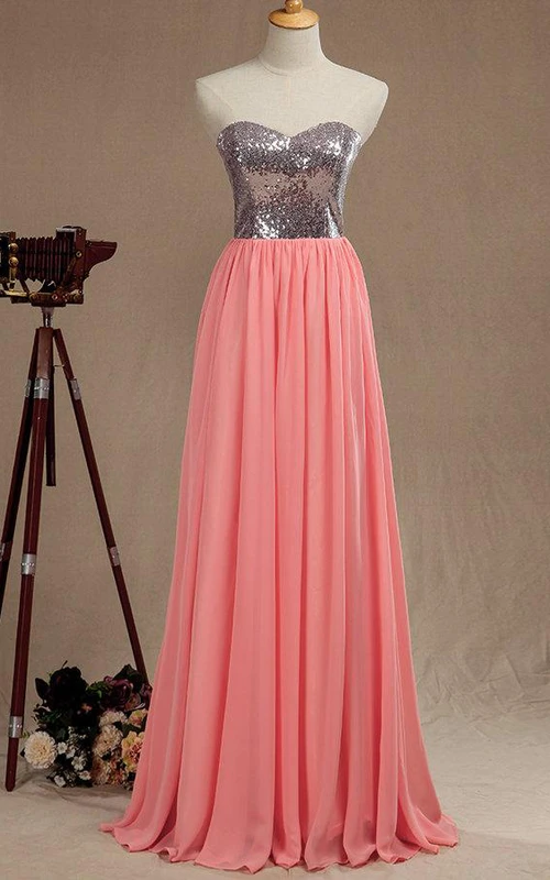 Robe longue en mousseline et satin à décolleté cœur et sequins
