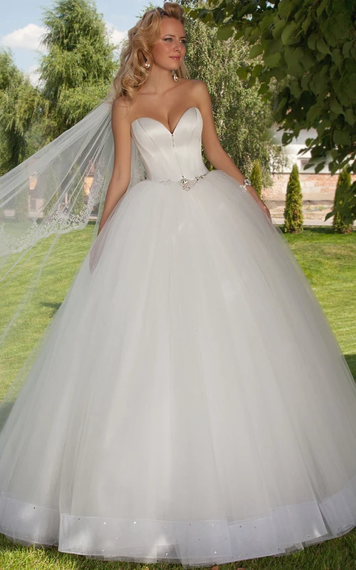 Langes, herzförmiges Brautkleid aus Tüll mit Schmuckbesatz, Kapellenschleppe und Korsettrücken