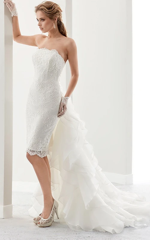 Trägerloses, kurzes Spitzenkleid mit abnehmbarer Rüschenschleppe