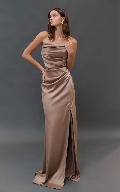 Robe bustier froncée fendue sur le côté