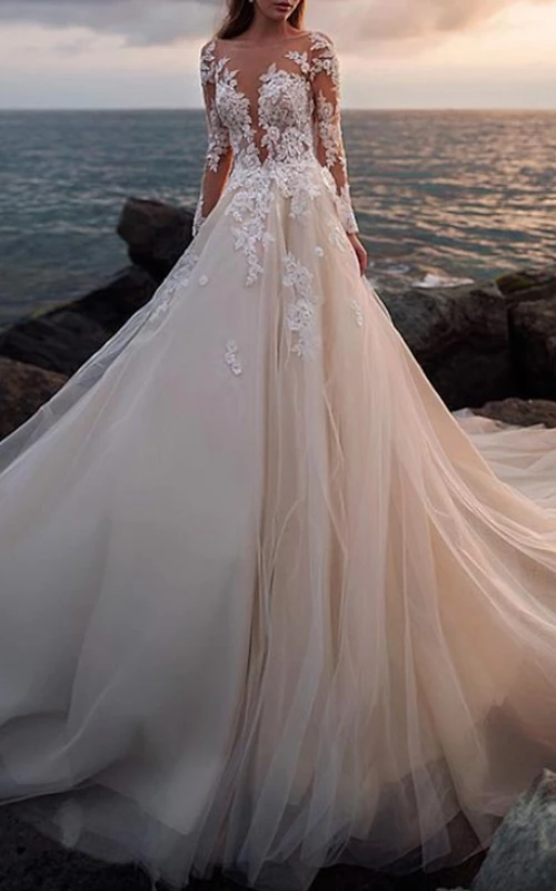 Elegantes, langärmeliges Ballkleid aus Spitze mit Kathedralenschleppe