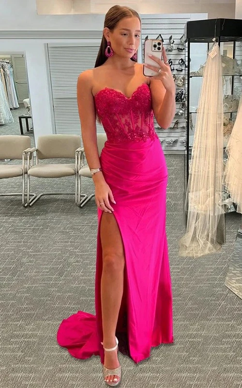 Vestido de fiesta ajustado con escote corazón, abertura frontal, fruncido lateral y top de encaje.