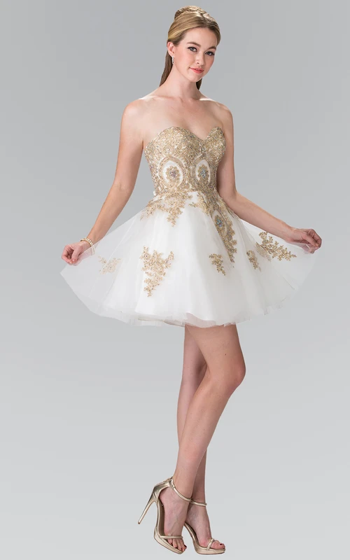 Vestido corto de corte A con escote corazón, sin mangas, de tul, con cordones y abalorios.