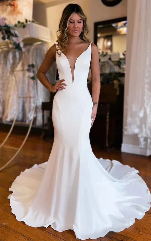 Vestido de novia informal sin mangas con escote en V y efecto ilusión, estilo sirena.