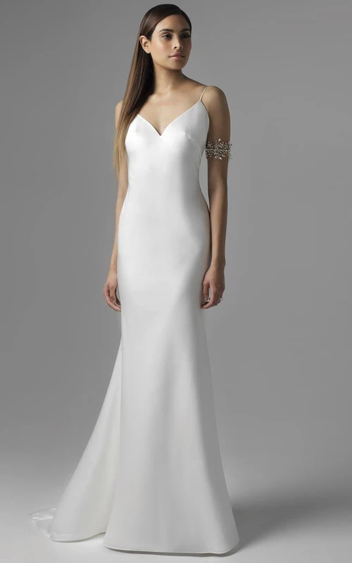 Vestido de novia largo de satén sin mangas, estilo tubo, con tirantes finos, cola de corte recto y espalda descubierta.