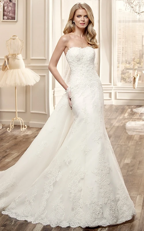 Vestido de novia largo de encaje sin tirantes con espalda baja y cola de capilla.