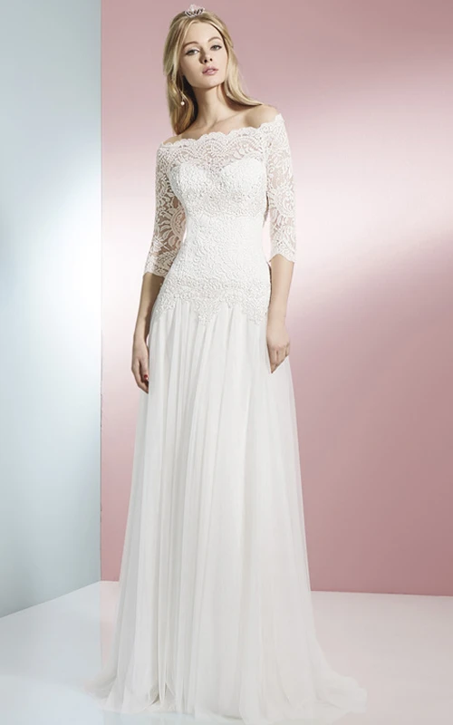 Vestido de novia modesto de encaje y tul con mangas tres cuartos, hombros descubiertos y cola de cepillo.