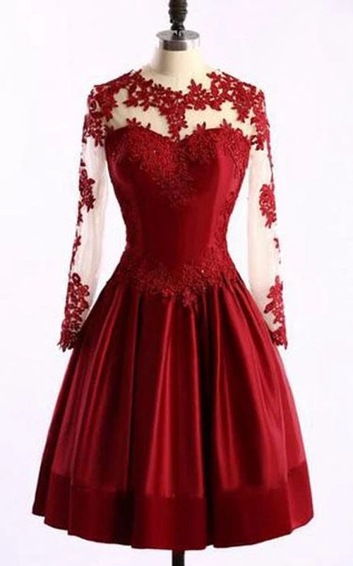 Robe en satin à manches courtes et longues, ornée d'appliqués et d'une encolure en goutte d'eau, en dentelle et ornée d'appliqués