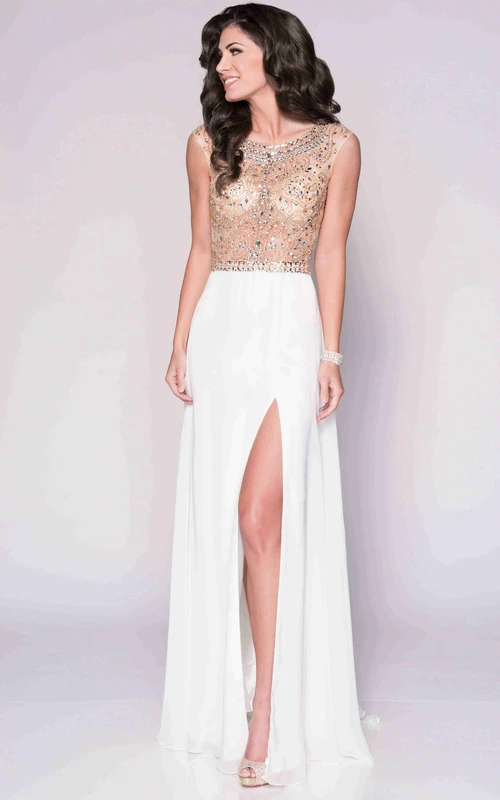 Vestido de fiesta de gasa con escote barco, mangas cortas, corpiño con cuentas y espalda con abertura.