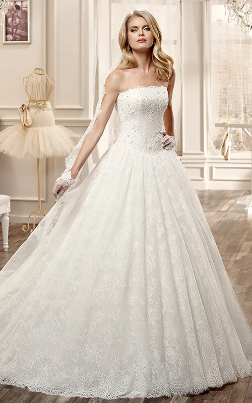 Vestido de novia palabra de honor de corte A con falda plisada y corpiño con cuentas.