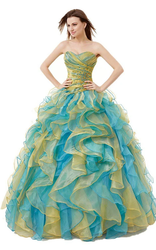 Vestido de gala con escote corazón, volantes y abalorios.