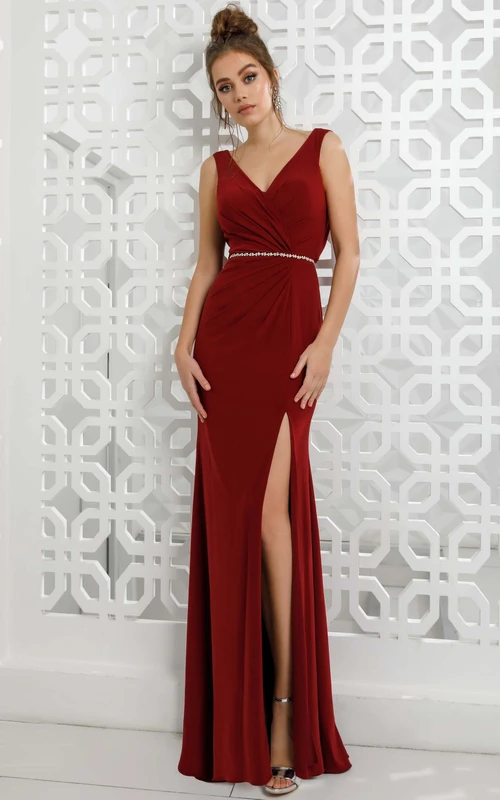 Robe de soirée fourreau sans manches à col en V et fente empire, ornée de perles à la taille.