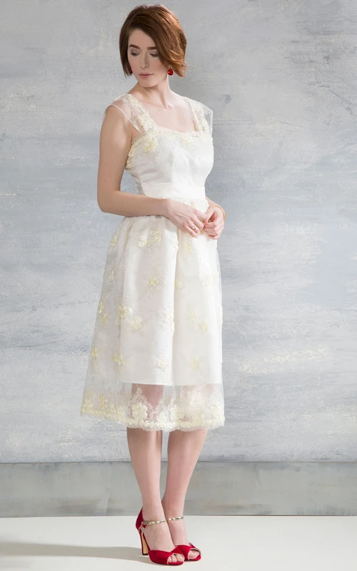 Vestido de novia cuadrado de largo midi con apliques de satén y tul y lazo.