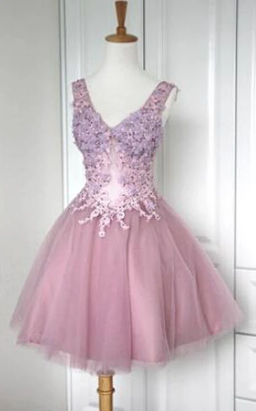 Robe courte en tulle et dentelle à col V et corset au dos orné d'appliques