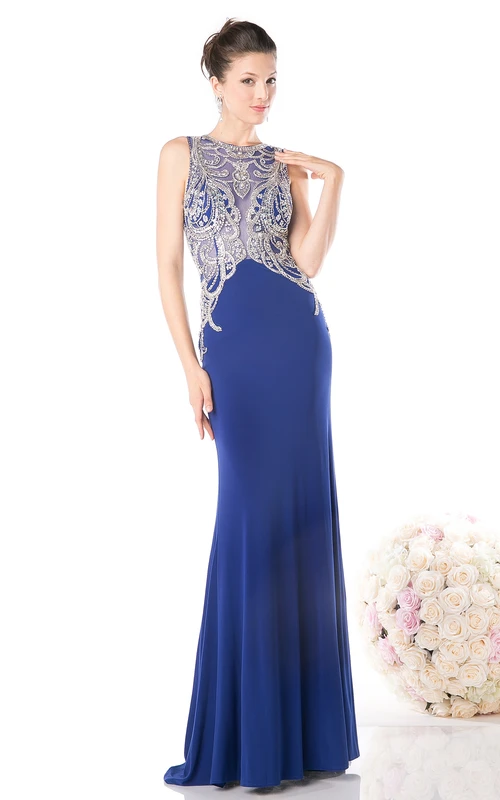 Vestido largo ajustado sin mangas de punto con escote joya, abertura en forma de ojo de cerradura, abalorios y pliegues.