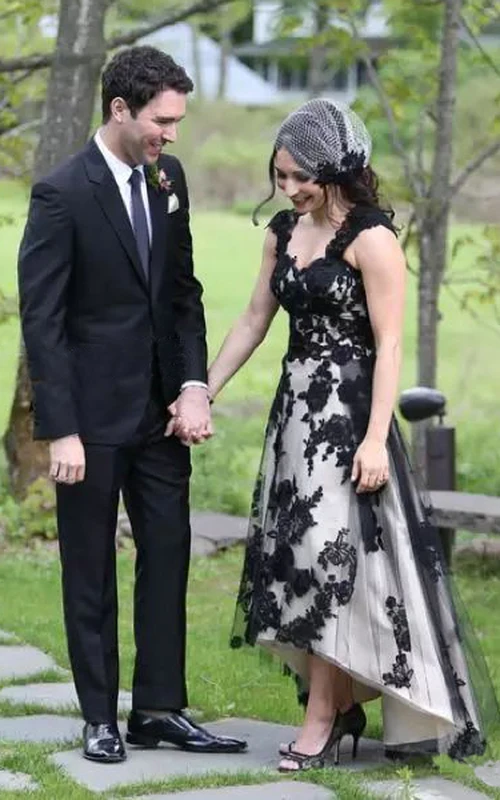 Robe de mariée trapèze à bretelles en dentelle, sans manches, longueur cheville, asymétrique avec fermeture éclair au dos.