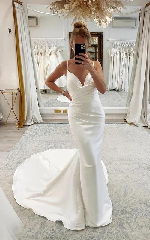 Spaghetti-Satin-Brautkleid im Meerjungfrauenstil mit Raffungen und kleiner Schleppe