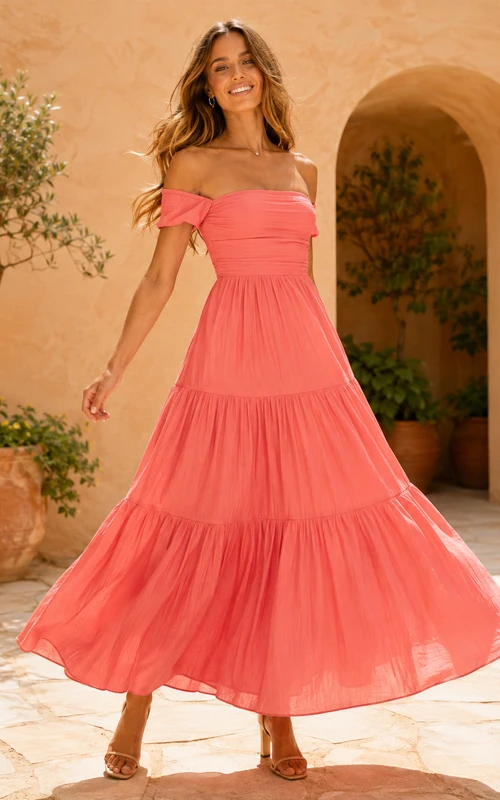 Korallenfarbenes, schulterfreies, gestuftes Chiffon-Kleid in A-Linie, knöchellang, ideal für Gartengäste, lässig
