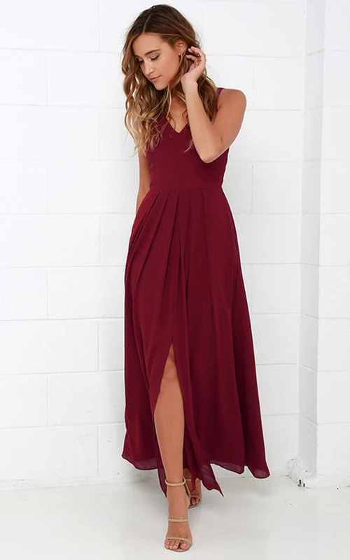 Vestido largo sencillo de gasa sin mangas con abertura frontal.