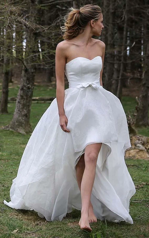 Vestido de novia asimétrico sin mangas con escote corazón y apliques de organza