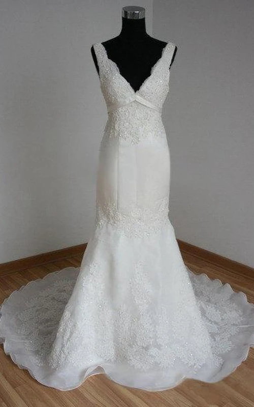 Robe sirène longue en satin avec bonnet orné de perles et d'appliques, décolleté en goutte d'eau et dentelle.