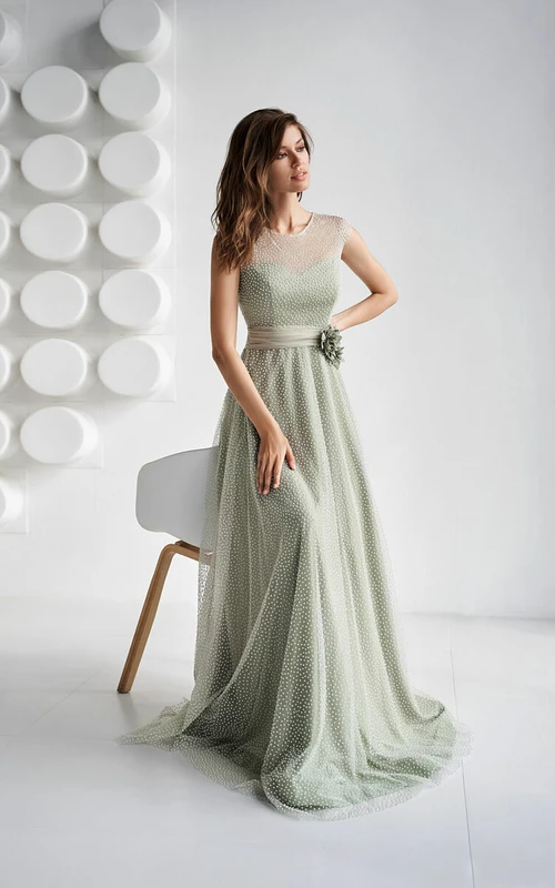Vestido largo etéreo de Green Cap con superposición de cuentas.