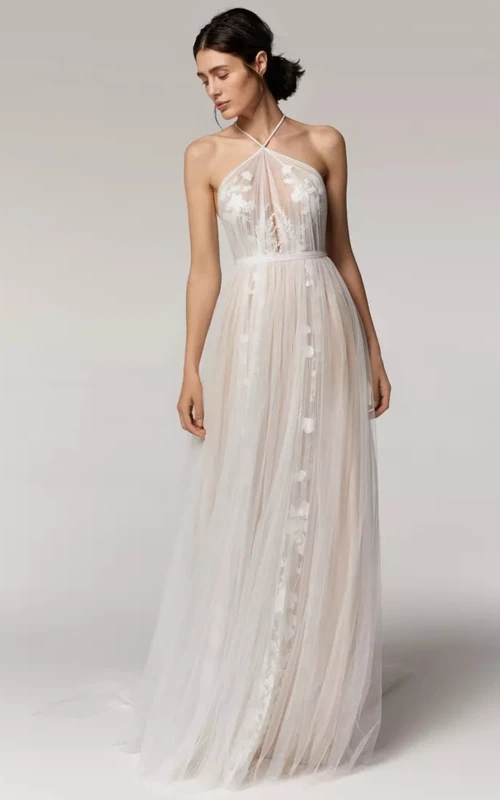 Robe de mariée bohème en tulle plissé empire, dos nu sans manches, ornée d'appliqués et d'appliqués. Coupe empire, bustier et sans manches.