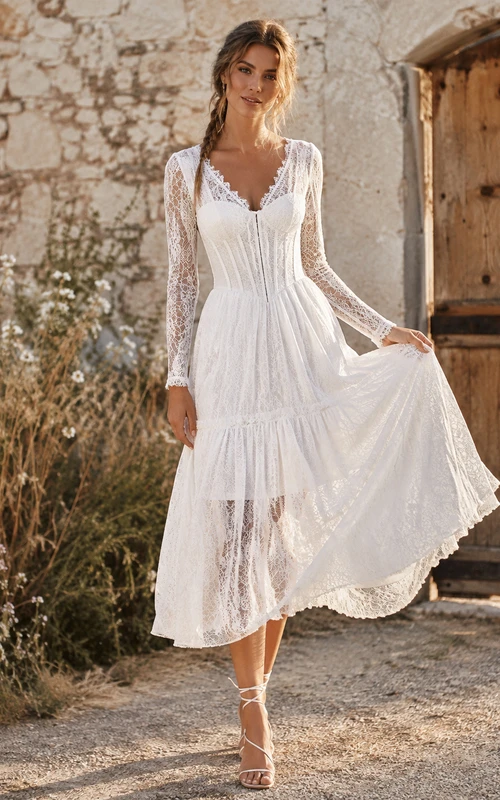 Vestido blanco de corte A largo midi con escote corazón, mangas acampanadas y encaje, estilo bohemio.
