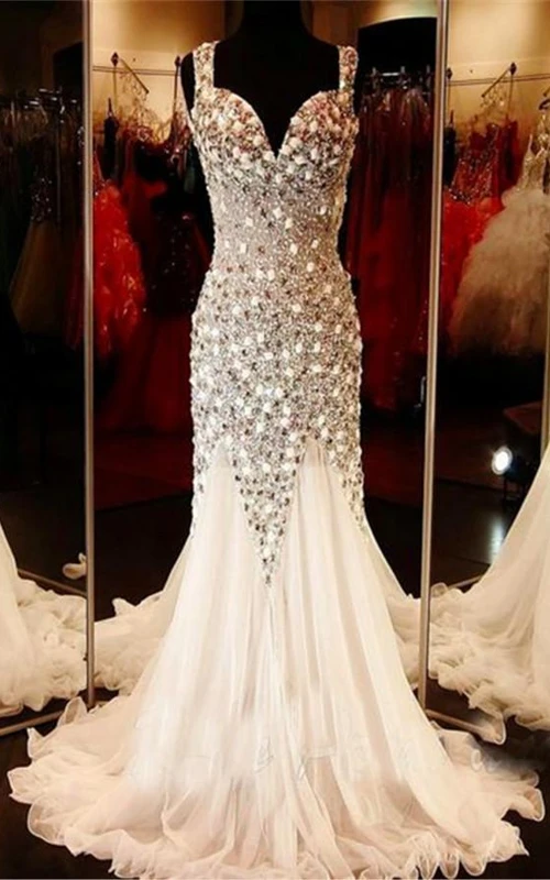Glamouröses Tüll-Abendkleid mit V-Ausschnitt, Perlenstickerei, Kristallen und Schleppe