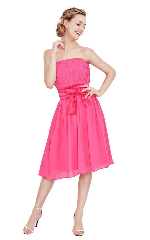 Vestido palabra de honor hasta la rodilla con pliegues y lazo