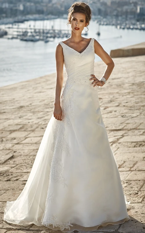 Ärmelloses, figurbetontes Maxikleid aus Satin und Spitze mit V-Ausschnitt und seitlicher Drapierung in A-Linie – schlichtes Brautkleid