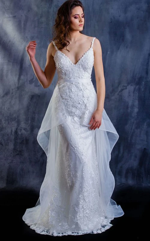 Vestido de novia moderno de encaje estilo sirena, largo hasta el suelo, sin mangas y con apliques.
