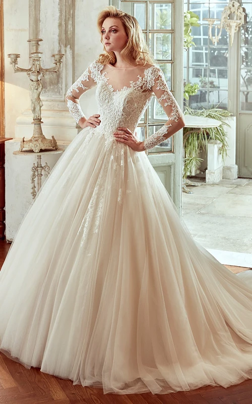Vestido de novia de manga larga con escote en V, falda plisada y espalda descubierta.