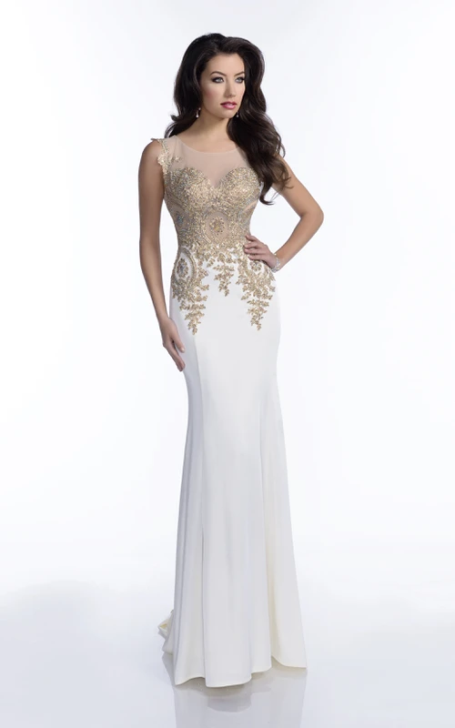 Vestido de fiesta ajustado sin mangas con escote barco y elegante corpiño con detalles brillantes.