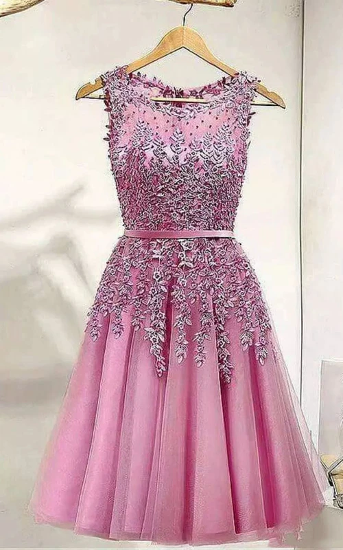 Vestido de graduación sin mangas de encaje y tul con escote barco, corte en A y largo hasta la rodilla.
