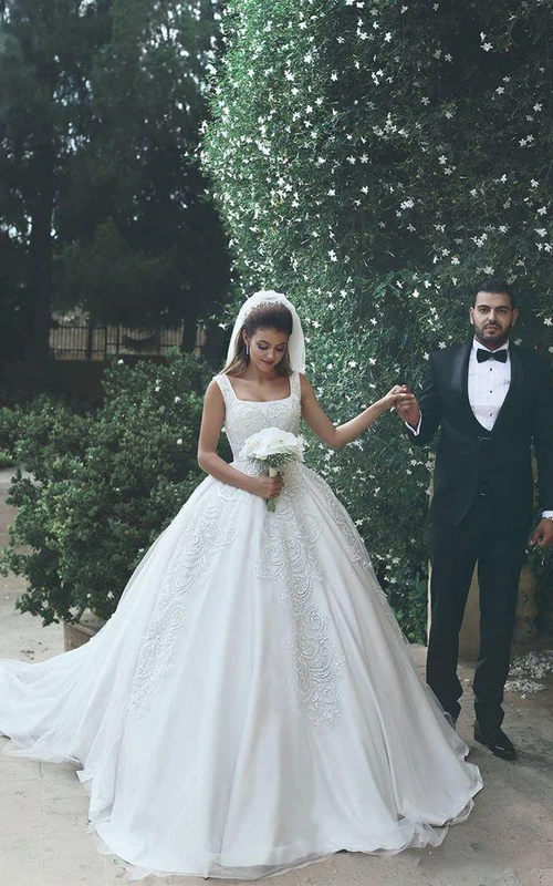Robe de mariée trapèze courte carrée sans manches à volants, ornée d'appliques florales et d'une traîne courte, dos nu en dentelle