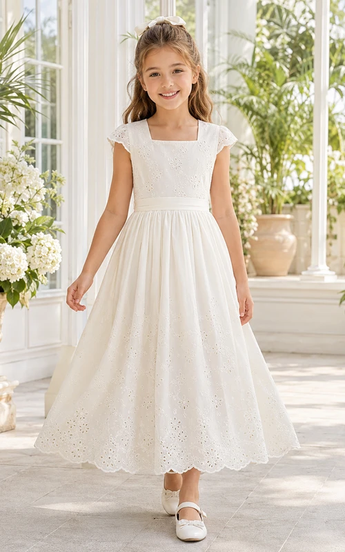 Robe de première communion en coton, coupe trapèze, col carré, manches courtes et œillets