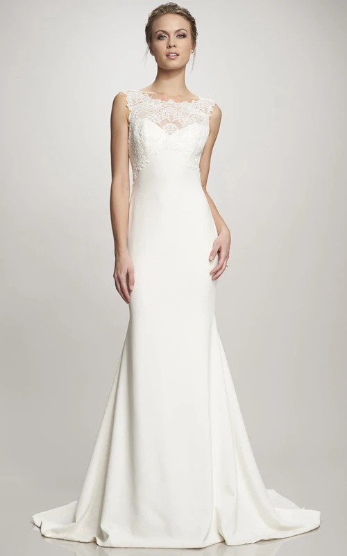Vestido de novia de satén sin mangas, largo hasta el suelo, con escote barco, espalda en V profunda y cola de corte recto.