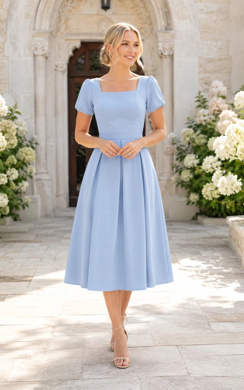 Hellblaues Taufgastkleid mit eckigem Ausschnitt und kurzen Ärmeln