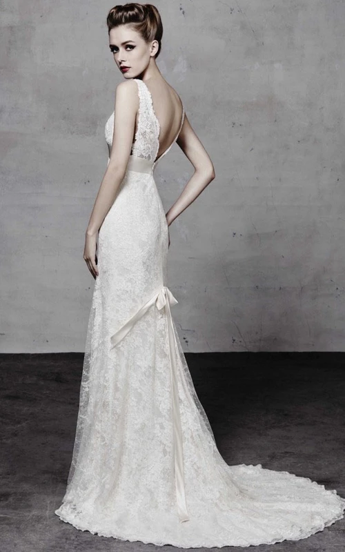 Robe de mariée fourreau sans manches en dentelle appliquée, longue jusqu'au sol, avec nœud et dos nu en V.