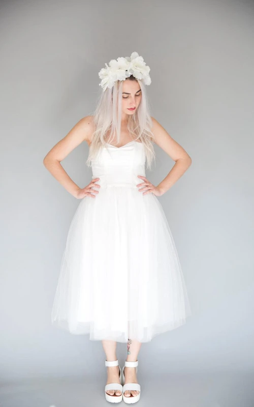 Vestido de tul de corte A con escote corazón y largo hasta la rodilla, con pliegues.