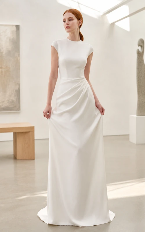 Robe de mariée minimaliste sans manches en crêpe, coupe fourreau, style galerie d'art